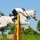 Относительно положения своего тела во время прыжка существует, по сути, всего две ключевые ошибки: слишком рано податься вперед или отстать от движения лошади