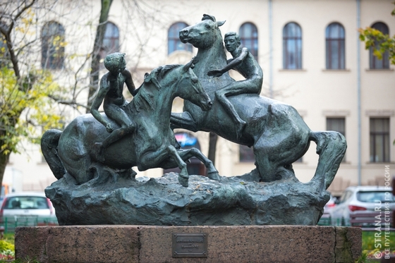 Скульптуру «Купание лошадей» у Московского ипподрома отреставрируют