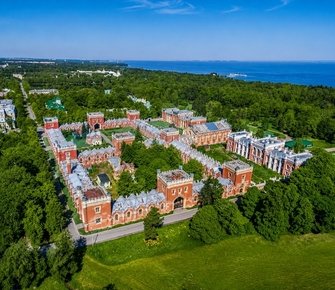 Императорские конюшни в Петергофе выставили на торги за 204 млн рублей
